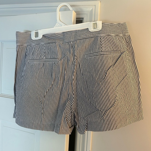 J. Crew Womens navy and white seersucker shorts. Side zip. Size 6. - Picture 2 of 7